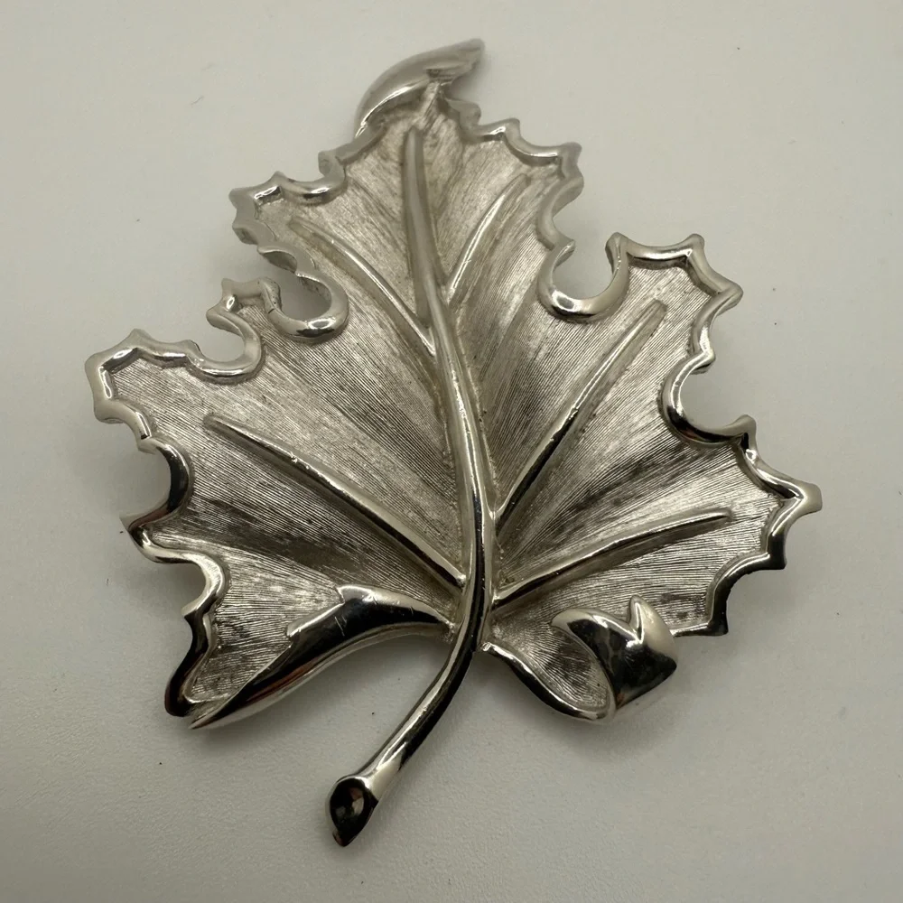 Large Vintage Crown Trifari Oak Leaf Silver‎ Toned Brooch